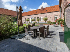 Гостиница Delightful cottage surrounded by nature  Комин-Варнетон